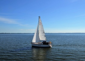 蓝天大海帆船图片摄影